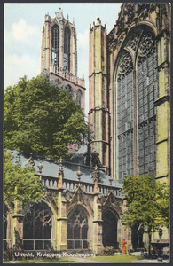 606196 Gezicht op de Domtoren en het zuidertransept en de kruisgang van de Domkerk te Utrecht, vanaf de pandhof.